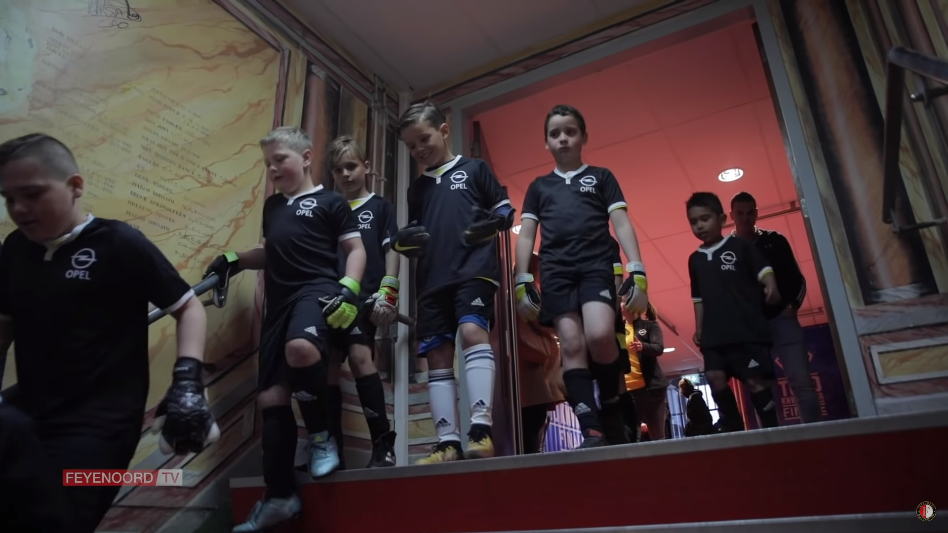 Opel 120 jaar: 120 kids vs 11 Feyenoorders