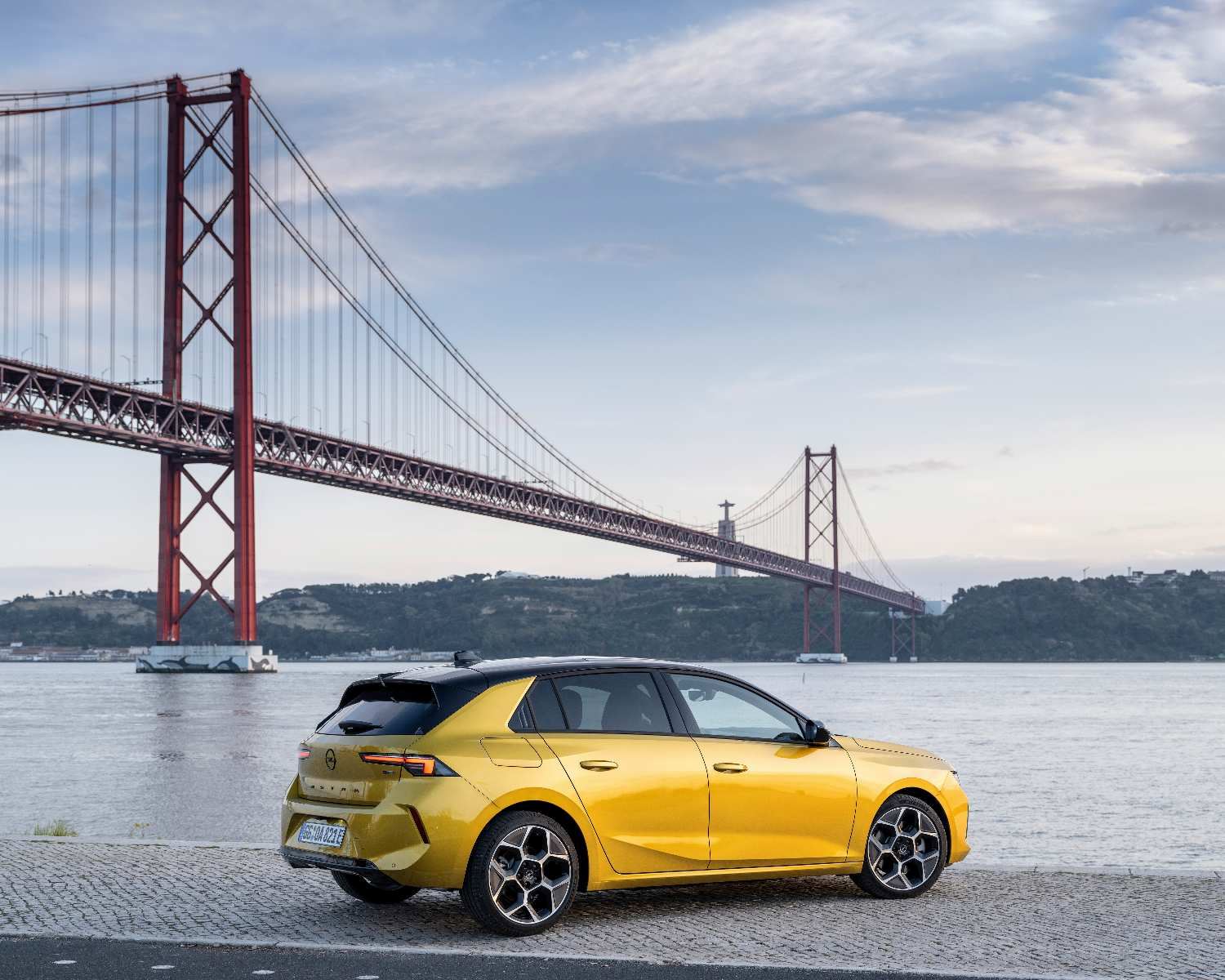 Opel Astra geel zijkant brug 2022