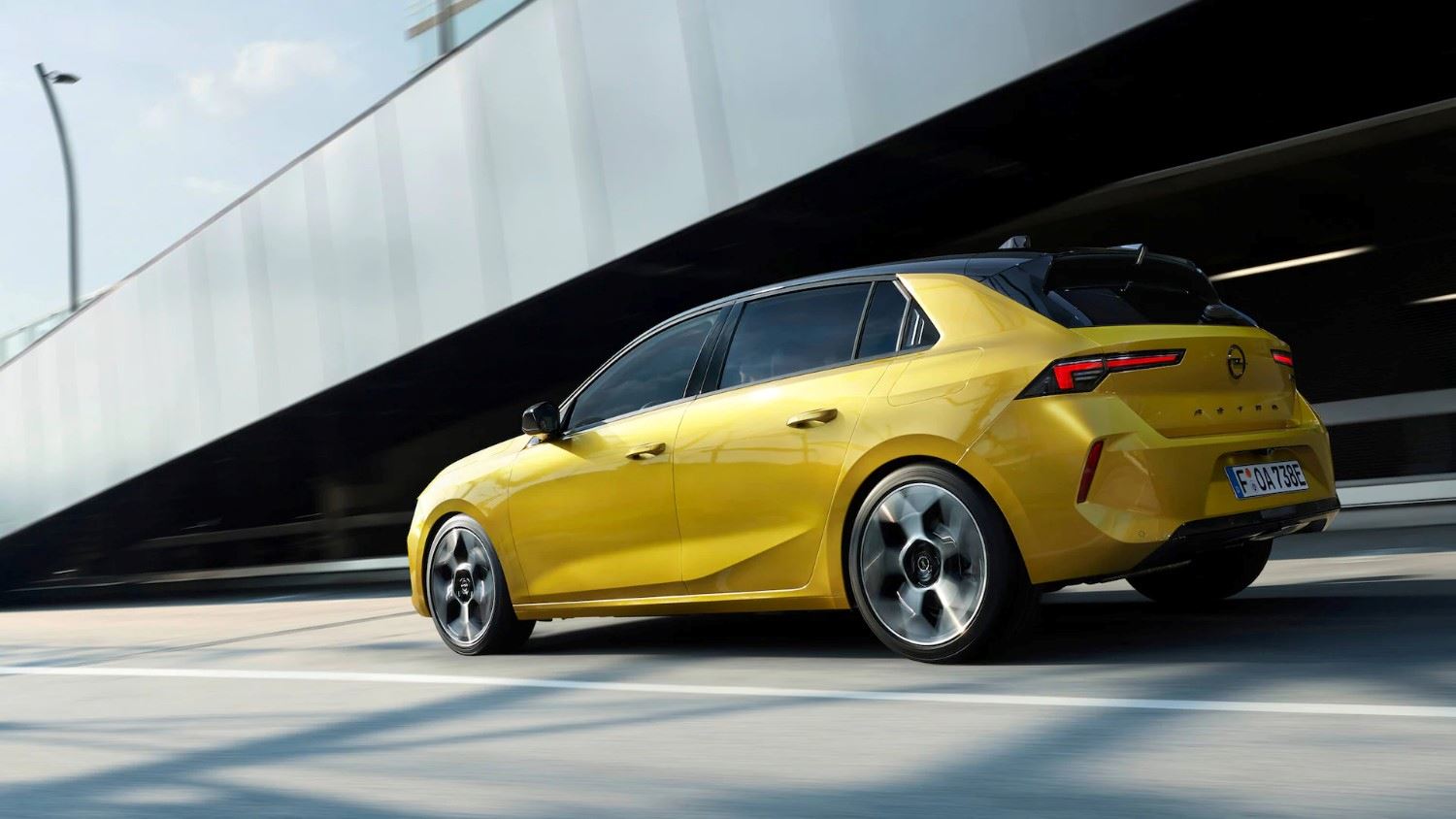 Opel Astra geel zijkant 2022