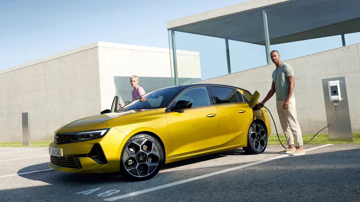 Opel Astra geel opladen 2022