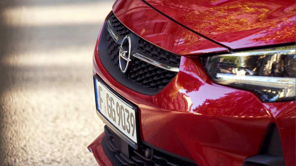 Opel Corsa voorkant close-up rood 2022