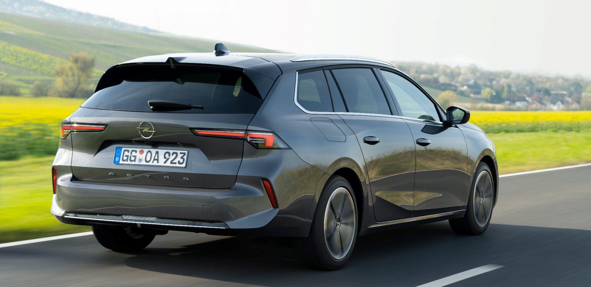 Opel Astra sports tourer achterkant grijs 2022
